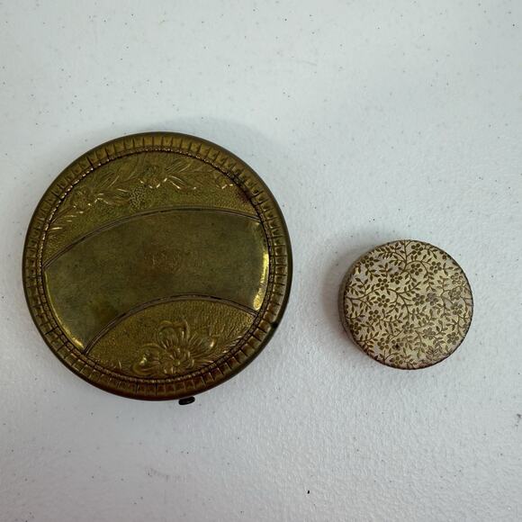 Vintage Elegant Gold Compact Mirror Pressed Powder Mini Pill Box Metal Embossed - Picture 2 of 14